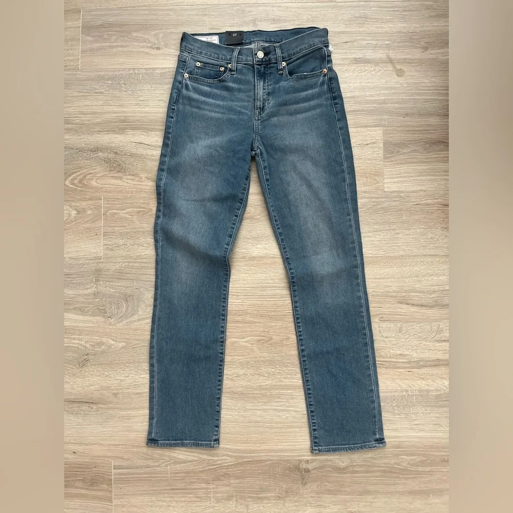 NWT GAP Women’s Classic Mid Rise Straight Jeans Medium Wash - Size 28/6 - Picture 2 of 8